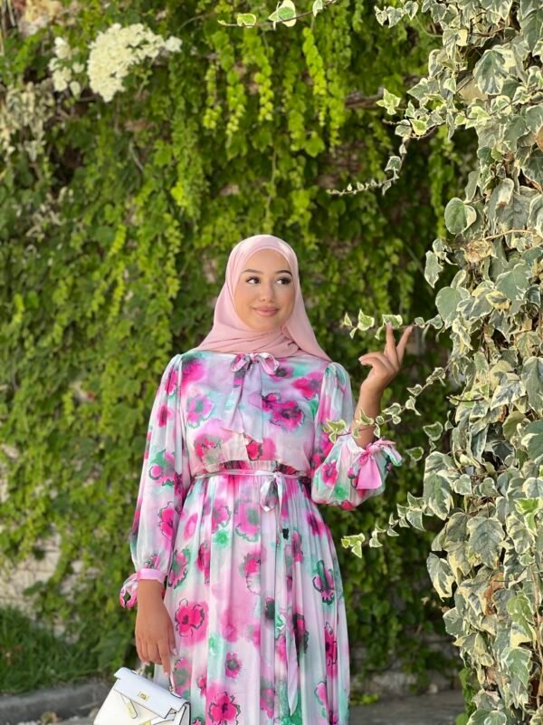 Robe longue satinée avec imprimé floral