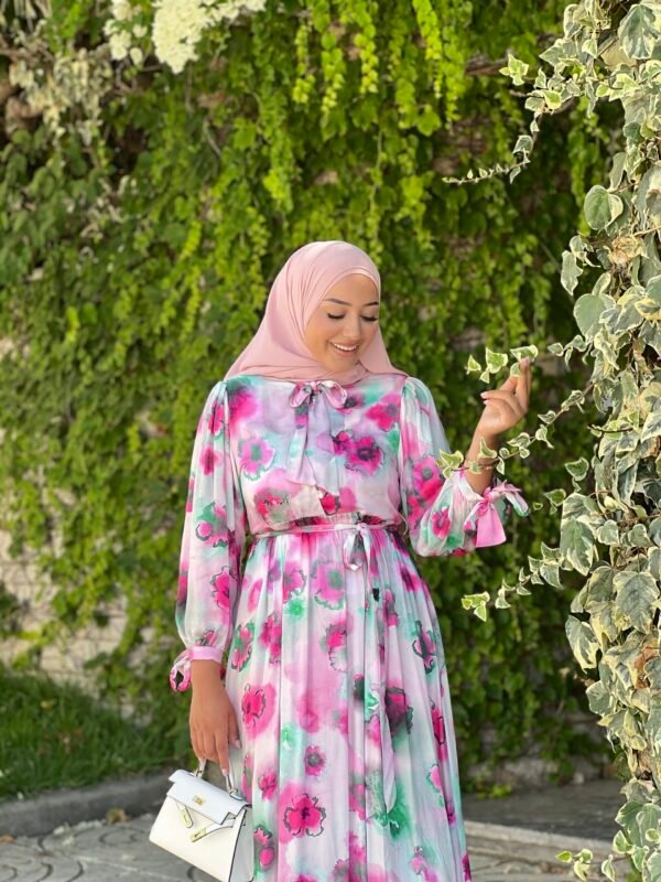 Robe longue satinée avec imprimé floral – Image 3