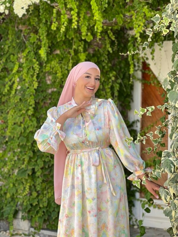 Robe Longue en Satin à Imprimé Pastel – Image 3